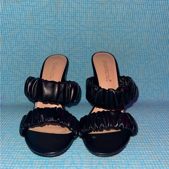 Shoedazzle Mules size 5.5 - Picture 2 of 2